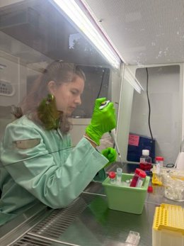 La investigadora Cristina Plata realizando pruebas en el laboratorio.