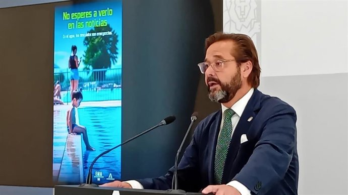El delegado de la Junta en Granada, Antonio Granados, ha presentado la campaña que pretenda concienciar a la ciudadanía sobre la importancia de adoptar conductas seguras en playas, ríos, embalses y piscinas y evitar accidentes en el agua durante el verano