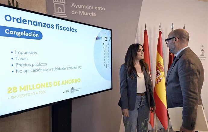 La alcaldesa de Murcia, Rebeca Pérez, y el concejal de Fomento, Movilidad y Gestión Económica, José Francisco Muñoz, en la presentación de las Ordenanzas Fiscales de 2027