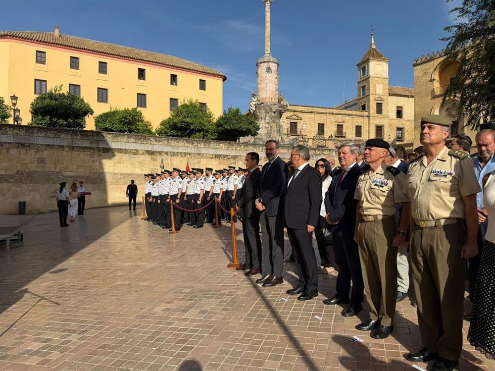 Nieto y Molina (izda.), junto a una formación de policías nacionales, en el acto celebrado en Córdoba con motivo del Día de las Víctimas del Terrorismo en la Policía Nacional.