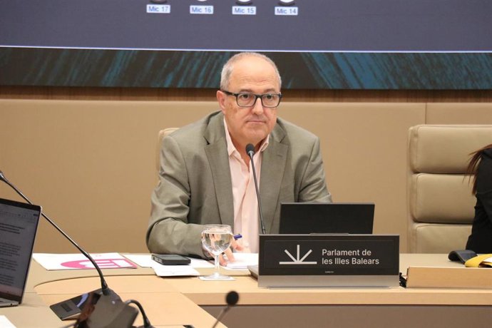 El director de IB3, Josep Codony, en el Parlament