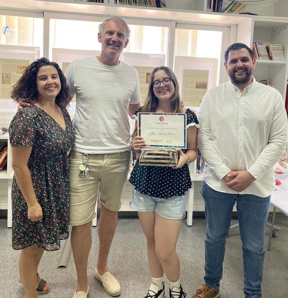 Entrega de uno de los premios del concurso sobre relatos tecnológicos en el IES Sa Colomina.