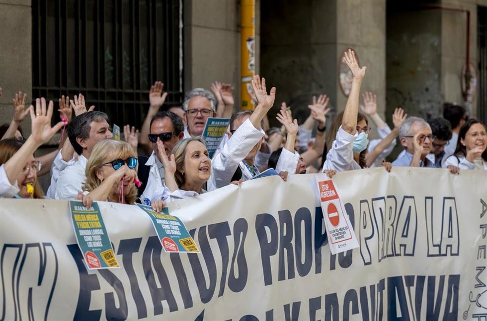 Médicos y facultativos durante una concentración frente a la Consejería de Sanidad de la Comunidad de Madrid, a 18 de junio de 2026, en Madrid