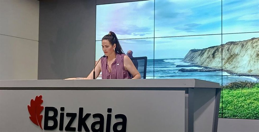 La portavoz de la Diputación de Bizkaia, Leixuri Arrizabalaga, en rueda de prensa en Bilbao.
