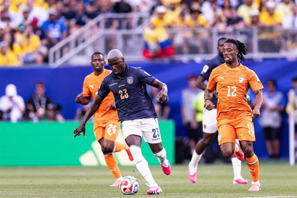 14 de junio de 2026, EE. UU., Filadelfia: Moisés Caicedo, de Ecuador, y Elye Wahi, de Costa de Marfil, luchan por el balón durante el partido de fútbol de la Copa Mundial de la FIFA 2026, correspondiente al Grupo E, entre Costa de Marfil y Ecuador, disput