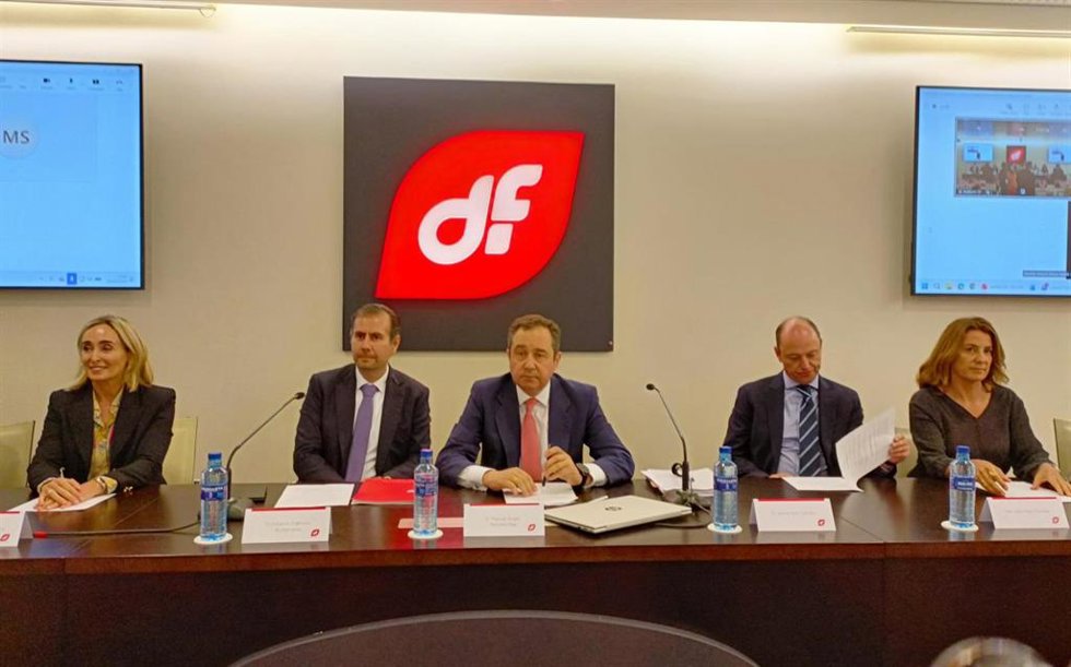 El presidente de Duro Felguera, Eduardo Espinosa (segundo por la izquierda), en la Junta General Ordinaria de Accionistas de la compañía, celebrada en su sede gijonesa.