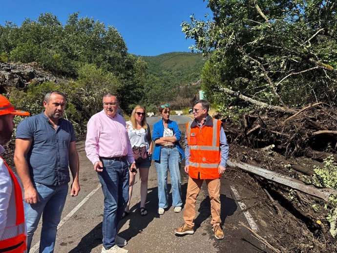 La Diputación de León continúa con la limpieza y estabilización de la vía de acceso al Valle de Fornela, tras un arrastre provocado por una tormenta.
