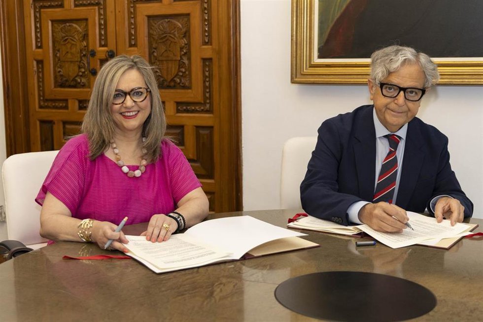 El presidente de la Diputación de Córdoba, Salvador Fuentes, y la alcaldesa de Baena, María Jesús Serrano, en la firma del acuerdo.