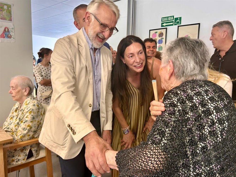 La consejera de Inclusión Social, Juventud, Familias e Igualdad en funciones, Loles López, en la inauguración del nuevo centro de día para personas mayores de Bonares (Huelva).