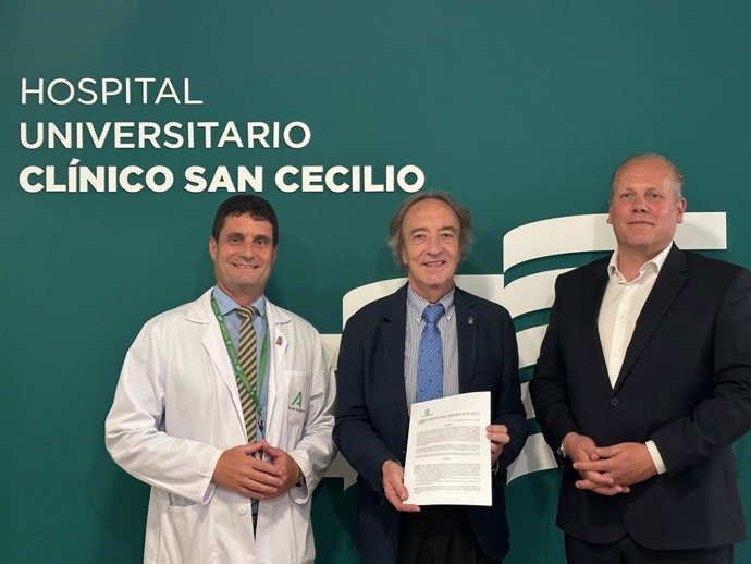 La firma del convenio ha contado con la presencia del delegado territorial de la Consejería de Salud y Consumo en Granada, Indalecio Sánchez-Montesinos, así como con responsables médicos y de enfermería de las áreas implicadas, entre otros.