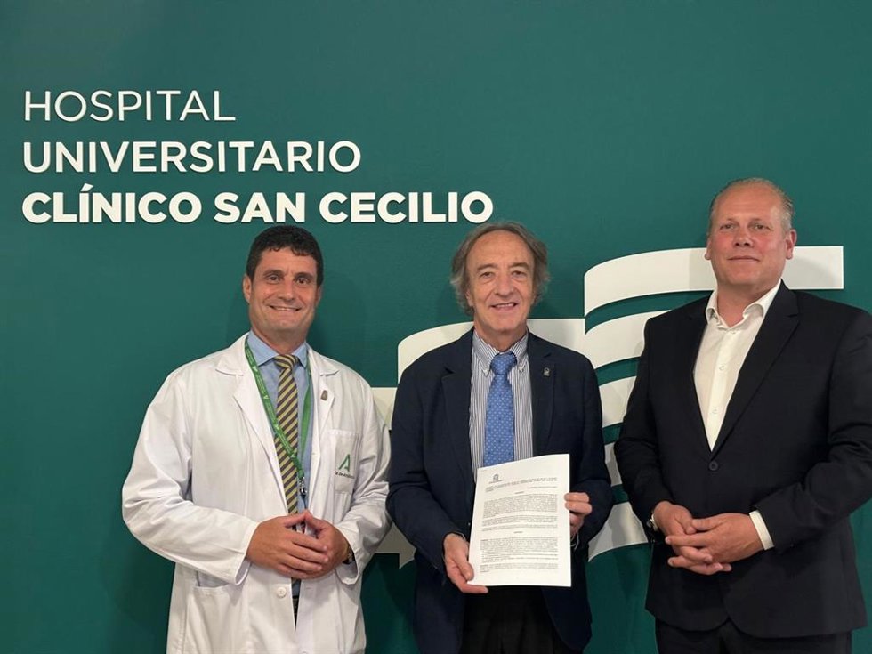 La firma del convenio ha contado con la presencia del delegado territorial de la Consejería de Salud y Consumo en Granada, Indalecio Sánchez-Montesinos, así como con responsables médicos y de enfermería de las áreas implicadas, entre otros.
