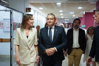 El consejero en funciones de Sanidad, Presidencia y Emergencias, Antonio Sanz, visita a las instalaciones del Instituto de Investigación e Innovación Biomédica de Cádiz.
