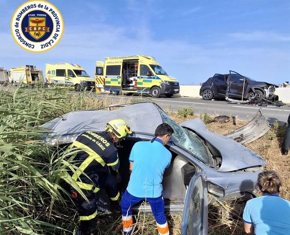Bomberos y sanitarios en las labores de extracción de un herido tras un accidente entre tres coches en la carretera A-2233, que une Conil de la Frontera con Barbate, en la provincia de Cádiz.