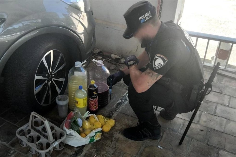 En el suelo, junto a un coche y sin control sanitario: así preparan mojitos que luego te venden en la playa.