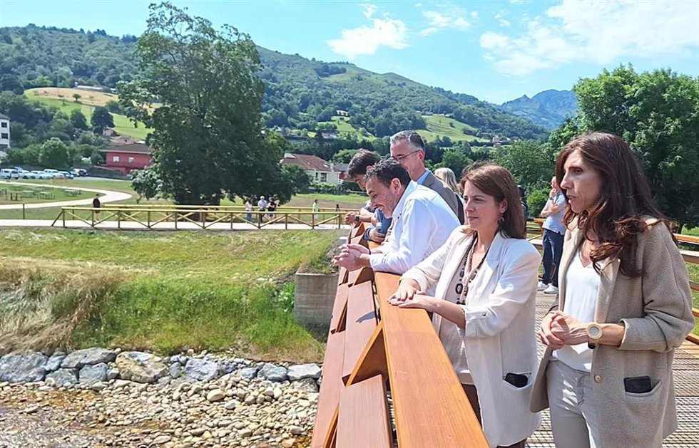 Adriana Lastra, en el centro
