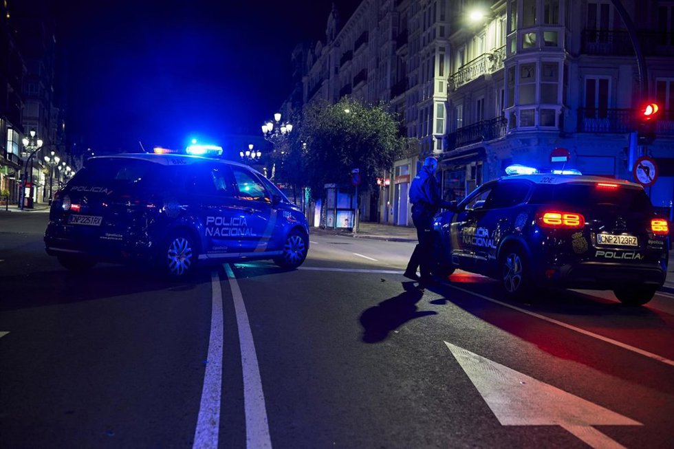 Archivo - Dos coches de Policía Nacional circulan por una calle de Santander.
