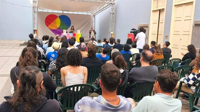 Mikel Herrán reclamó la historia disidente en la apertura del Ciclo 'Activistas sin salón'