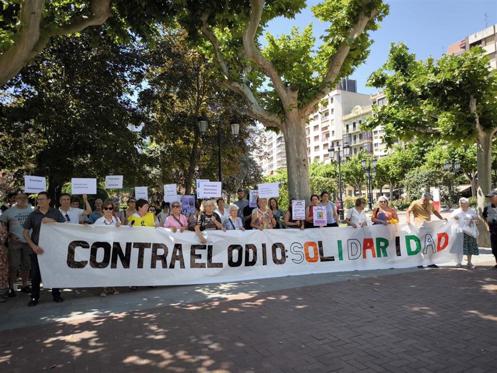 Una concentración, que se ha desarrollado a las 12,30 horas, en la denominada 'Plaza de Palestina' en el Espolón de Logroño, ha reclamado luchar contra la "retórica incendiaria" de los discursos del odio