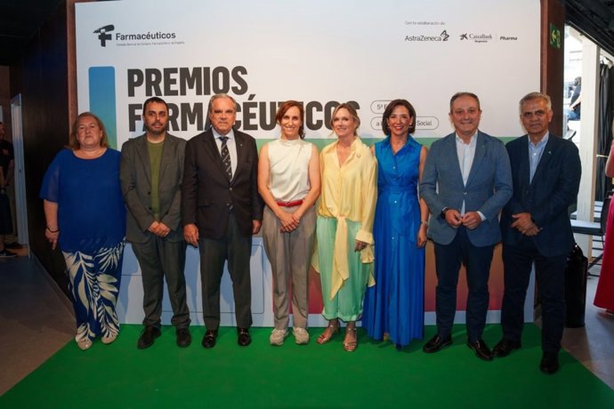 La ministra de Sanidad, Mónica García, y David Perejil, director general de la Agenda 2030, con la Junta Directiva del Consejo General, en la entrega de los V Premios a la Innovación Social: Farmacéuticos y ODS