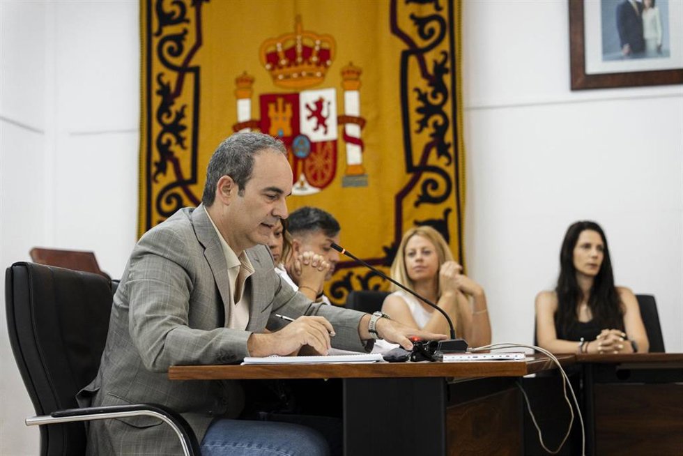 El portavoz del PSOE en el Ayuntamiento de Carboneras (Almería), José Luis Amérigo, con otros concejales de su grupo durante el Pleno convocado para declarar nula la licencia de obras del hotel del Algarrobico. 