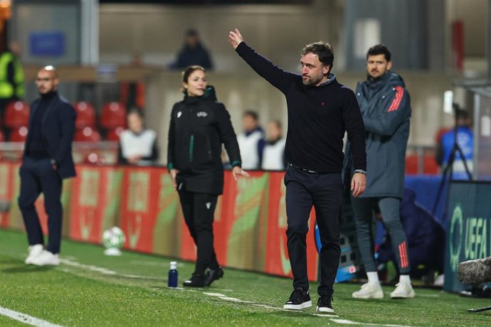 Archivo - José Barcala da instrucciones durante el Atlético de Madrid-FC Bayern de la Liga de Campeones 2025-2026