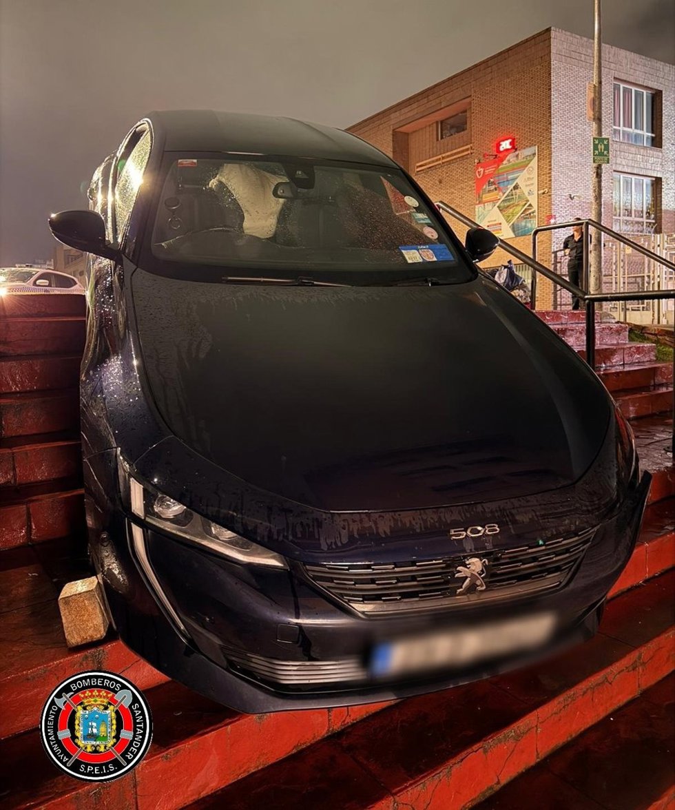 Un coche se empotra en la escalera de entrada del Hotel Palacio del Mar