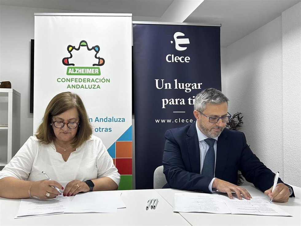 Firma del convenio entre la presidenta de ConFEAFA, Ángela García, y el director de Servicios Sociales de la Dirección Regional Sur de Clece, Jesús Castañer.