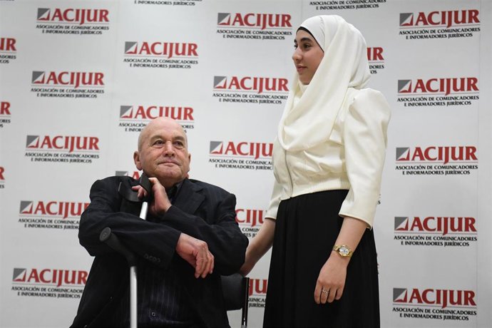 Archivo - El ciudadano marroquí Ahmed Tommouhi y su hija, tras recibir conjuntamente el premio en la categoría ‘Puñetas Periféricas’, durante la entrega de la XIII Edición de los Premios Puñetas de ACIJUR, a 10 de junio de 2024, en Madrid (España).