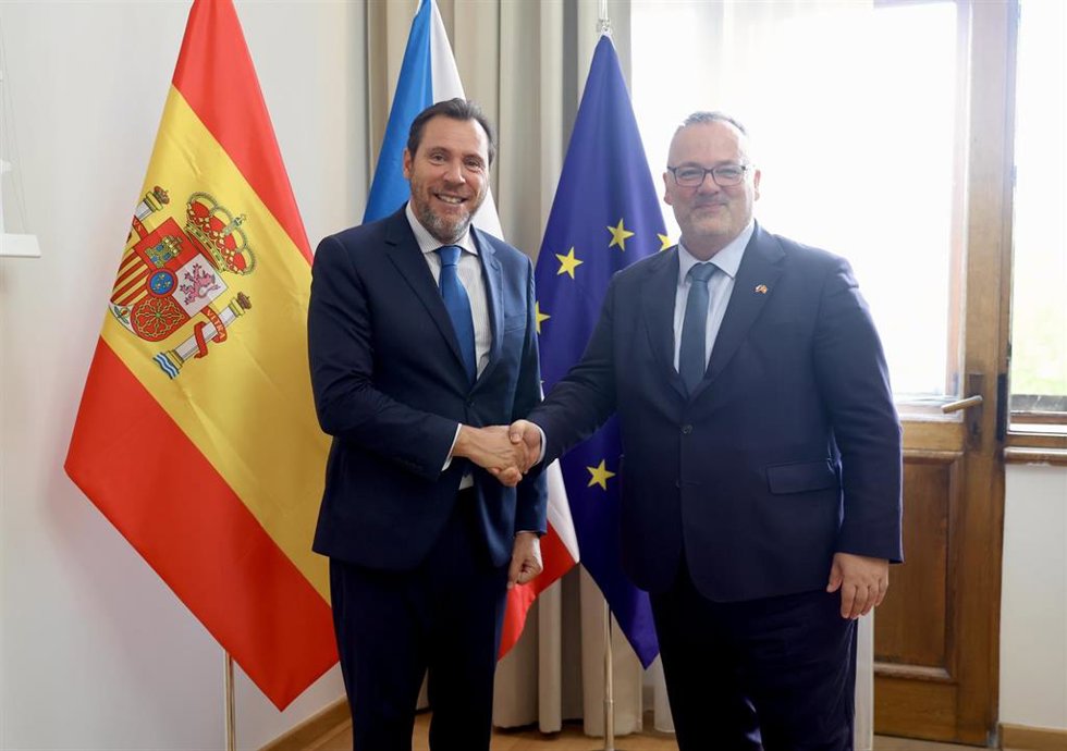 El ministro de Transportes y Movilidad Sostenible, Óscar Puente, y el titular de Transportes de la República Checa, Ivan Bednárik, a 18 de junio de 2026.