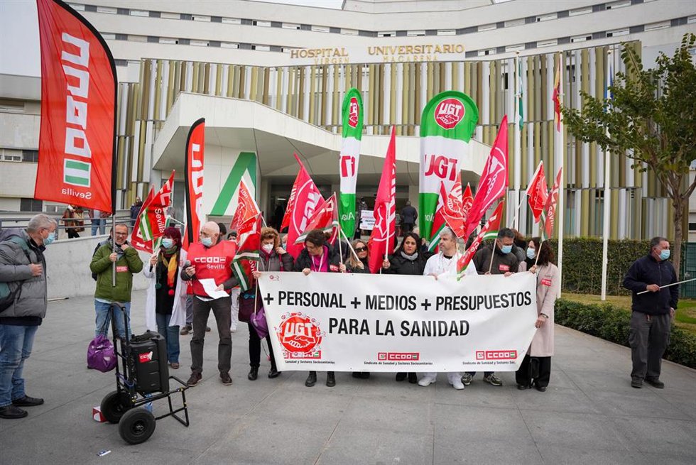 Archivo - Concentración de CCOO y UGT ante el Hospital Virgen Macarena por la situación de las urgencias hospitalarias. A 11 de enero de 2024, en Sevilla (Andalucía, España). 