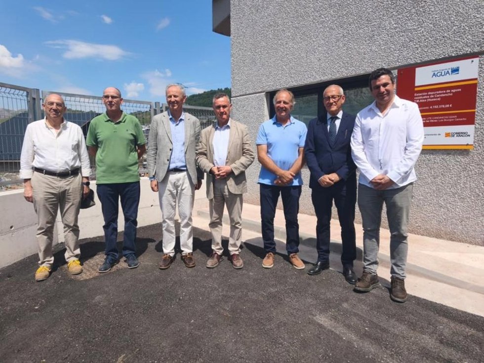 El consejero de Medio Ambiente, Luis Biendicho, en el centro, durante la visita a una de las nuevas estaciones depuradoras del Alto Aragón.