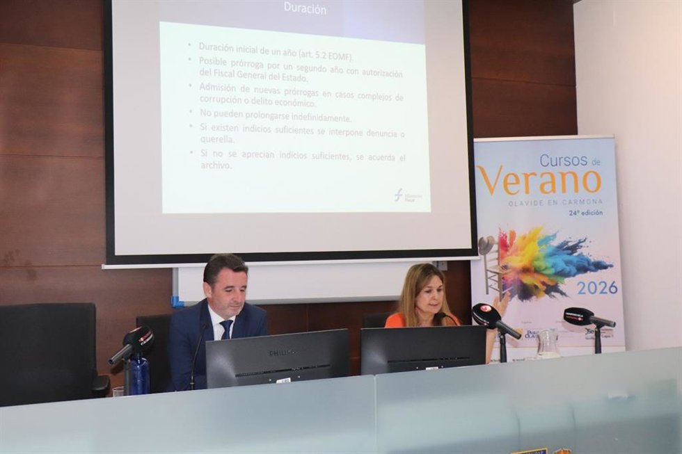 Mario Ledesma, abogado especialista en contratación pública y Belén Dorremochea, fiscal de la Fiscalía contra la Corrupción y el Crimen Organizado durante los Cursos de Verano de la UPO en su dede de Carmona-Rosario Valpuesta