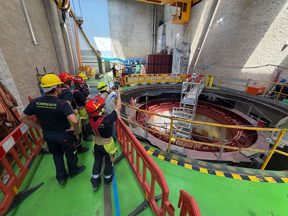 Efectivos del Consorcio de Bomberos de Sevilla durante una visita técnica a la Central Eléctrica de Guillena