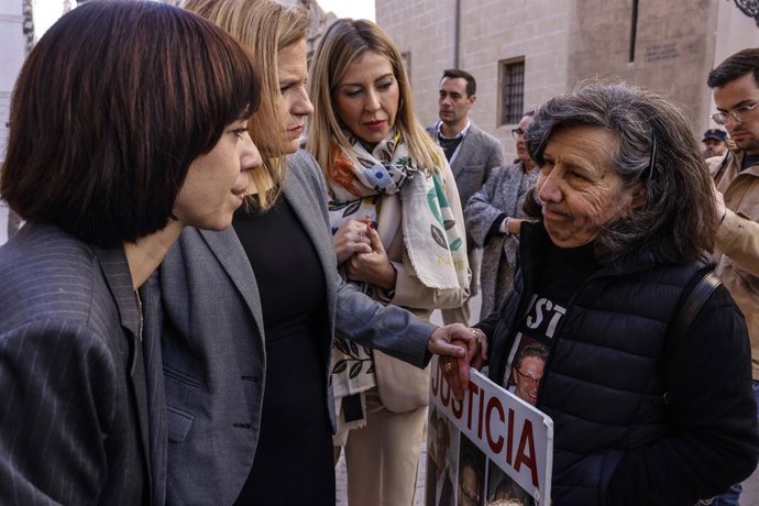 Archivo - Arxiu - La ministra de Ciència i Innovació, Diana Morant (e), durant la protesta enfront de Les Corts Valencianes, a 27 de novembre del 2025, a València, Comunitat Valenciana (Espanya)