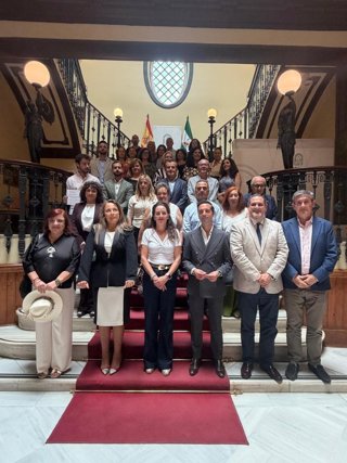 Foto de familia del acto de reconocimiento a los ayuntamientos de Almería que colaboran con el sistema de Justicia Juvenil de la Junta.