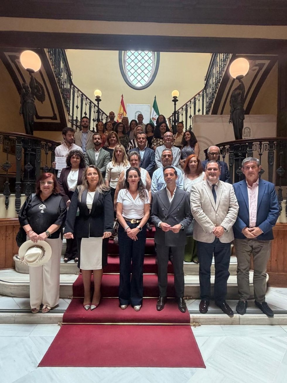 Foto de familia del acto de reconocimiento a los ayuntamientos de Almería que colaboran con el sistema de Justicia Juvenil de la Junta.
