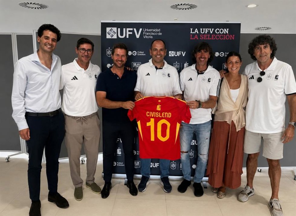 Foto de familia tras el acuerdo entre Civislend y Leyendas España