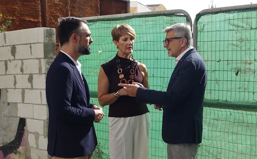 El secretario general del PSOE de Málaga, Josele Aguilar; el portavoz socialista en el Ayuntamiento de Málaga, Mariano Ruiz; y la secretaria general del PSOE del municipio malagueño de Estepona, Emma Molina.