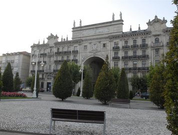 Archivo - Fachada de la Sede principal del Banco Santander ubicado en la ciudad de Santander (Cantabria). 