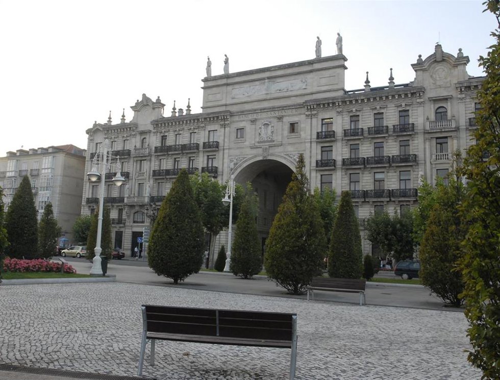 Archivo - Fachada de la Sede principal del Banco Santander ubicado en la ciudad de Santander (Cantabria). 