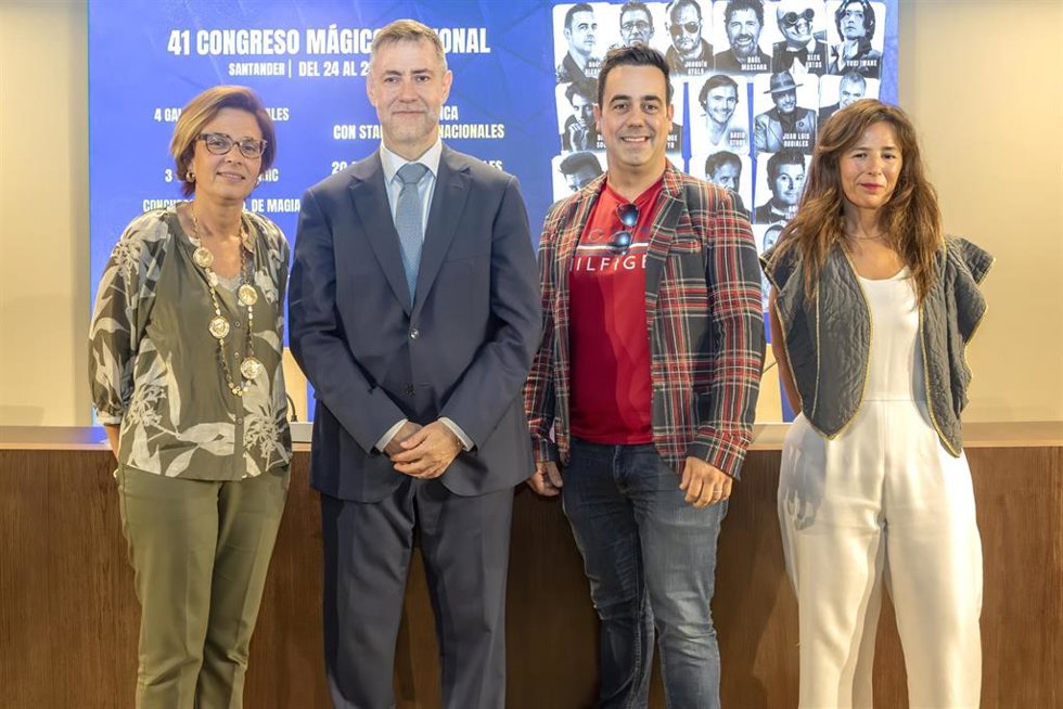El consejero de Cultura, Turismo y Deporte, Luis Martínez Abad, presenta el 41 Congreso Mágico Nacional de Santander.
