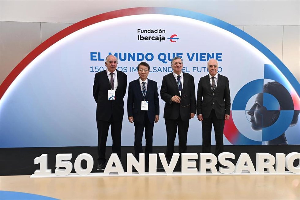 (I-D) El Presidente de Fundación Ibercaja, Amado Franco, el ex Primer ministro de Corea del Sur, Chung Un-chan, el expresidente de la Comisión Europea, José Manuel Durão Barroso, y el director general Fundación Ibercaja, José Luis Rodrigo Escrig, durante 