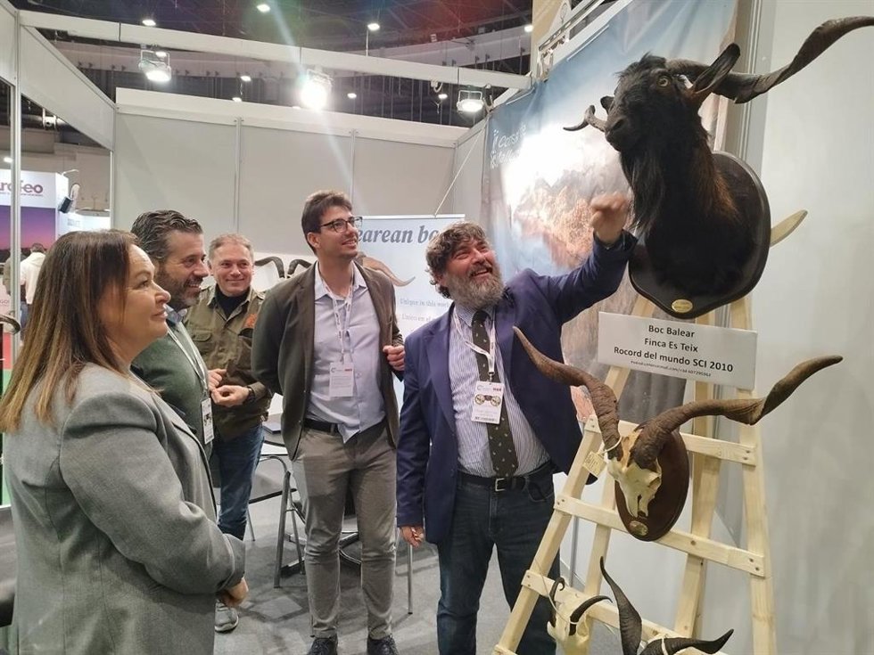 El vicepresidente segundo del Consell de Mallorca, Pedro Bestard (d), en la Feria Internacional de Cinegética de Madrid.