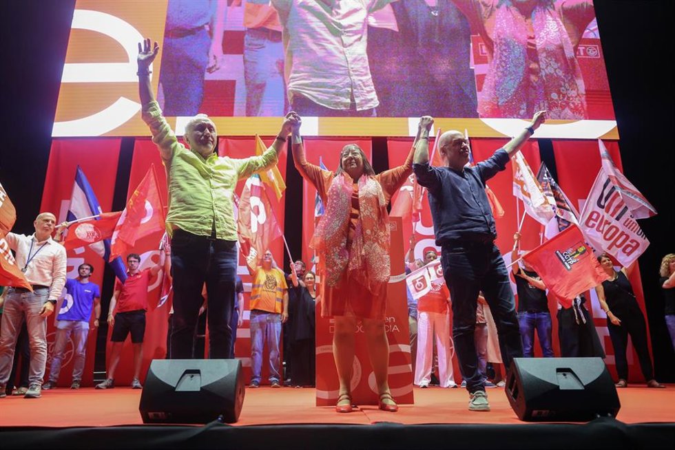 (D-I) El secretario general de CCOO, Unai Sordo; la secretaria general de la Confederación Europea de Sindicatos, Esther Lynch, y el secretario general de UGT, Pepe Álvarez.
