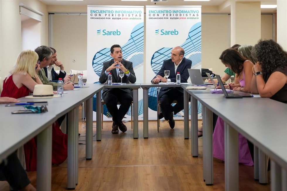 El director financiero de Sareb, José María Arroyo y el director de Árqura Homes, César Díaz del Pozo.