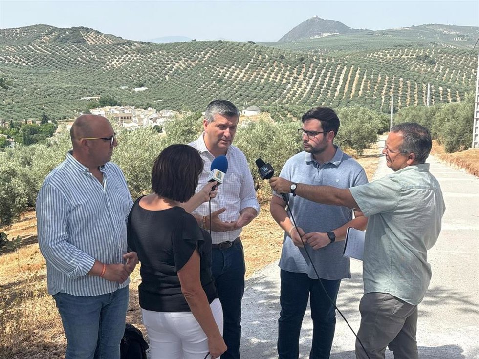 Acosta atiende a los medios durante su visita a uno de los caminos rurales de Rute donde se interviene.