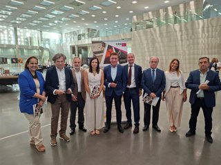 Gálvez (4ª izda.), junto al resto de autoridades y responsables empresariales y del sector joyero, en la inauguración del II Encuentro Formación-Empresa.
