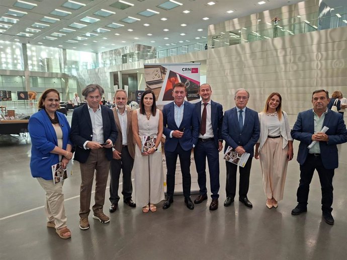 Gálvez (4ª izda.), junto al resto de autoridades y responsables empresariales y del sector joyero, en la inauguración del II Encuentro Formación-Empresa.