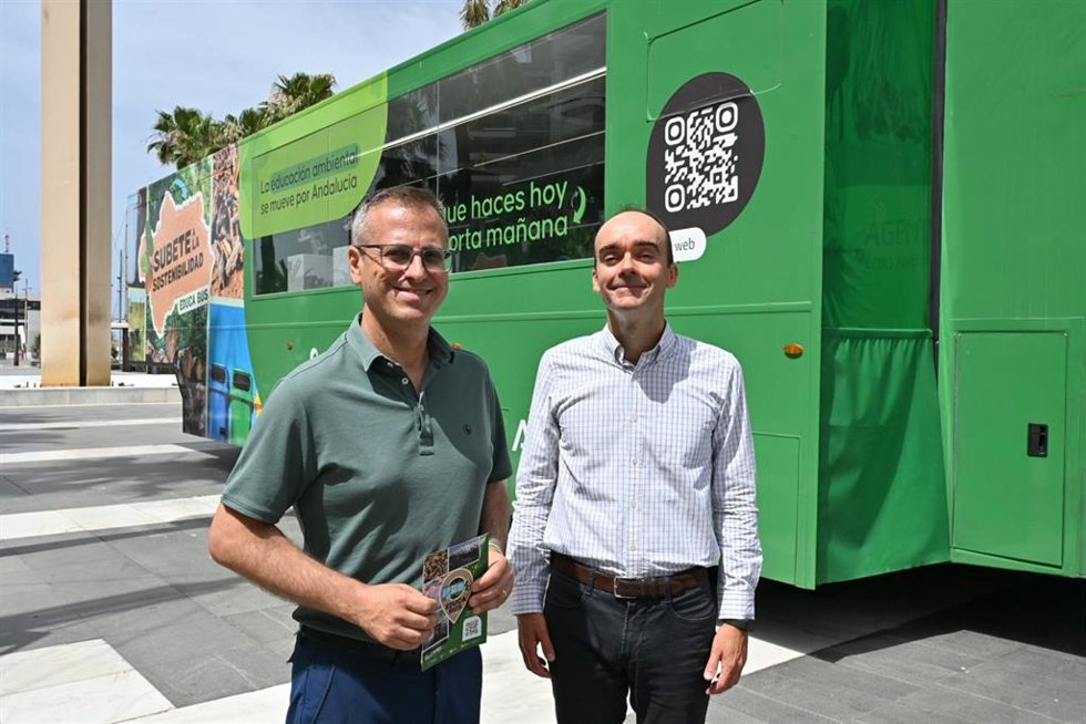 El concejal de Sostenibilidad Medioambiental y Energética del Ayuntamiento de Almería, Antonio Urdiales, y el delegado territorial de Sostenibilidad y Medio Ambiente de la Junta en Almería, Manuel de la Torre, durante la visita al EducaBus.