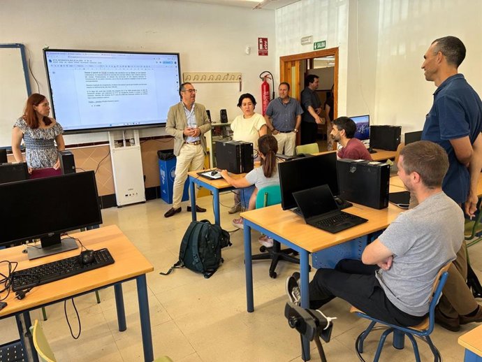 El delegado territorial Miguel Briones en el IES Ciudad Jardín de Málaga